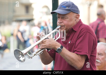 Street Performer Trompete auf den Straßen von Prag Stockfoto