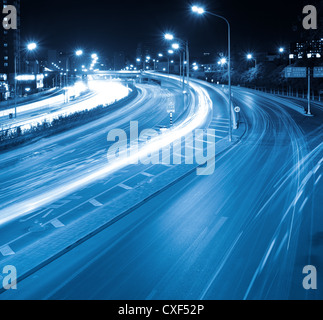 Nachtverkehr in modernen Stadt Stockfoto