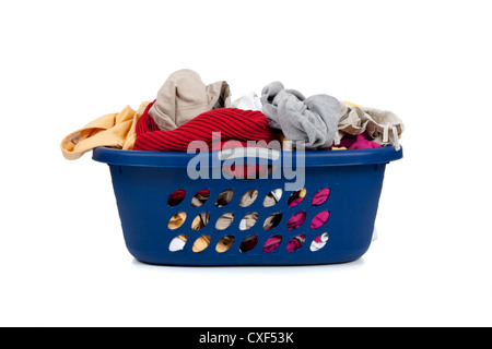 Blauen Wäschekorb voller schmutziger Kleidung Stockfoto