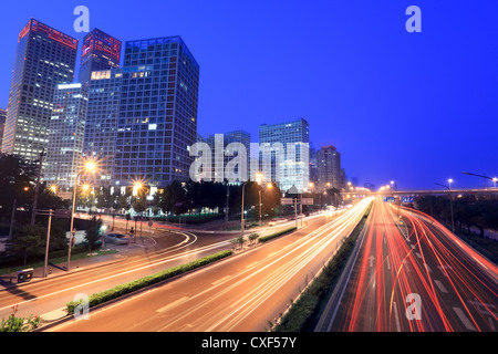 Peking-Stadtbild in der Abenddämmerung mit Verkehr Stockfoto