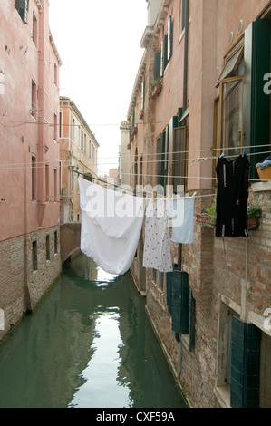 Waschen hängen zum Trocknen über Kanal in Venedig Seitenstraße Gasse Gassen Hinterhof backstreet Stockfoto
