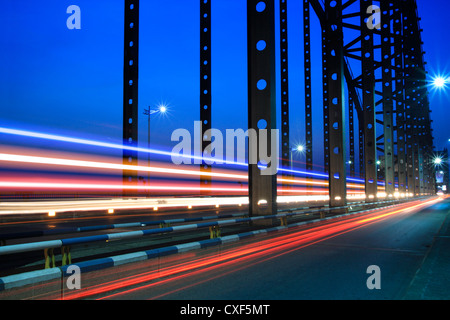 Lichtspuren auf die Stahlbrücke Stockfoto