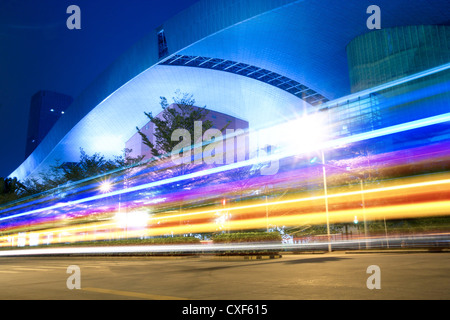 Lichtspuren auf der Straße Stockfoto