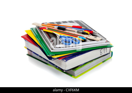 Stapel von Schulbüchern und Lieferungen auf weißem Hintergrund Stockfoto