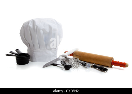 Hut und Kochutensilien auf einem weißen Hintergrund des Küchenchefs Stockfoto