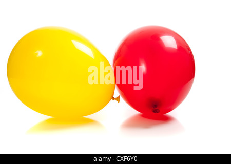 Eine rote und gelbe Sprechblase auf weißem Hintergrund Stockfoto