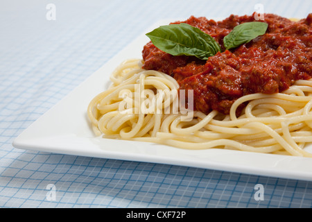 Spaghetti Abendessen auf einem blau karierte Tischdecke Stockfoto