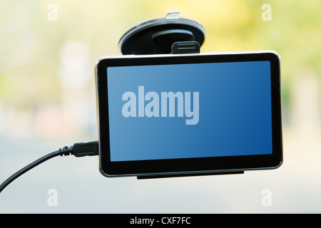 GPS-Navigationsgerät an der Windschutzscheibe befestigt Stockfoto