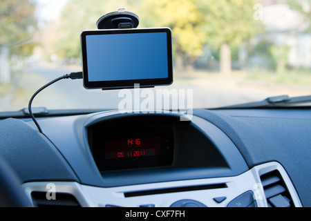 Auto Gps Navigator Doppelkette an der Windschutzscheibe Stockfoto