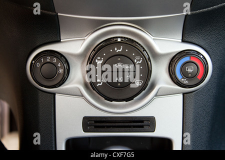 Conditioner und Luft Flusssteuerung in einem modernen Auto Stockfoto