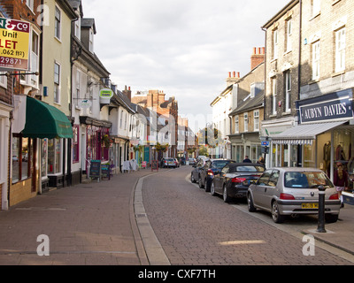 Geschäfte entlang der St John's Street in Bury St Edmunds, Suffolk, England. Stockfoto