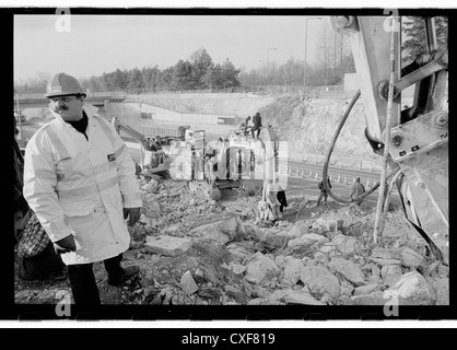 Gruppe 4 Sicherheit versucht, ein Demonstrant daran zu hindern, Erdbewegungsmaschinen. M3-Erweiterung Winchester. Stockfoto