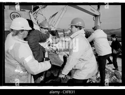 Gruppe 4 Sicherheit versucht, ein Demonstrant daran zu hindern, Erdbewegungsmaschinen. M3-Erweiterung Winchester. Stockfoto