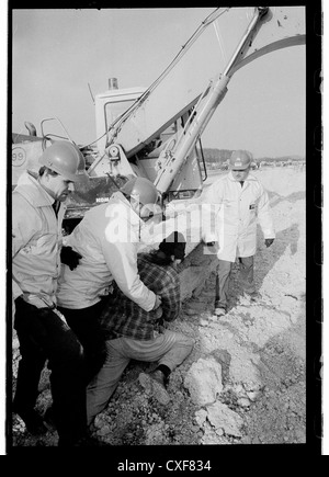 Gruppe 4 Sicherheit versucht, ein Demonstrant daran zu hindern, Erdbewegungsmaschinen. M3-Erweiterung Winchester. Stockfoto