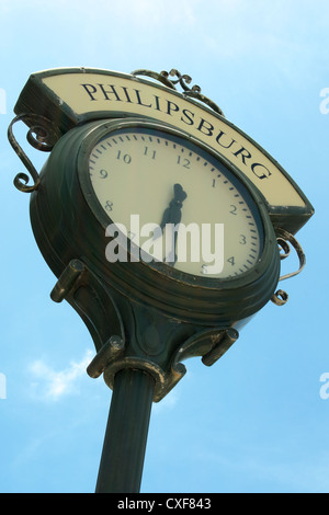 Island Zeit. Straßenuhr in Philipsburg, St. Maarten Niederländisch, West Indies. Stockfoto