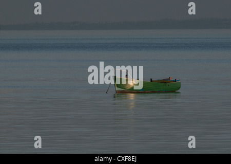 Holzboot fotografiert am späten Nachmittag. Themse-Mündung in der Nähe von Leigh on Sea, Essex. Stockfoto