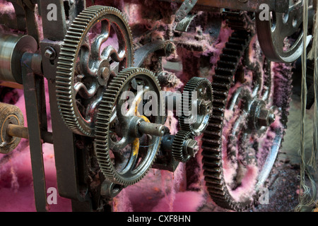 Masson Mühlen, Matlock Bath, Matlock, Derbyshire; Nahaufnahme der Detail auf Baumwolle Webstuhl. Stockfoto