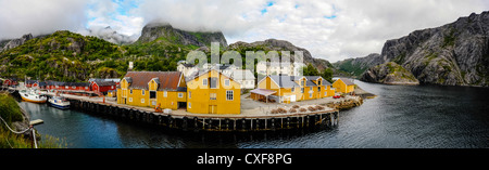 Norwegen, Lofoten. Nusfjord ist ein idyllischer, kleiner Hafen. Panorama. Stockfoto