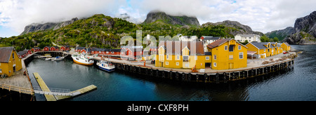 Norwegen, Lofoten. Nusfjord ist ein idyllischer, kleiner Hafen. Panorama. Stockfoto