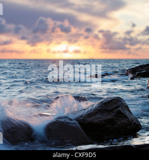 Meereswellen Spritzwasser auf Felsen. Stockfoto