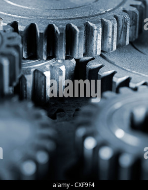 Blau getönte monochromes Bild des alten Zahnrad-Getriebe. Sehr kurze Tiefenschärfe. Stockfoto
