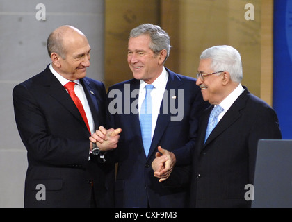 US-Präsident George W. Bush schüttelt Hände mit israelischen Premierminister Ehud Omert (L) und der palästinensische Präsident Mahmoud Abbas nach seiner Rede auf der Konferenz von Annapolis 27. November 2006 in Annapolis, Maryland. Stockfoto