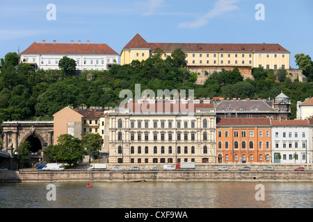 Budapester Stadtbild in Ungarn (Buda) mit historischen Wohnhäusern durch die Donau und auf einem Hügel (Burg). Stockfoto