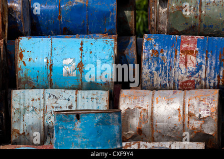 Alte Fässer in den Hafen Sunda Kepala in Jakarta Stockfoto