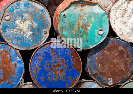 Alte Fässer in den Hafen Sunda Kepala in Jakarta Stockfoto