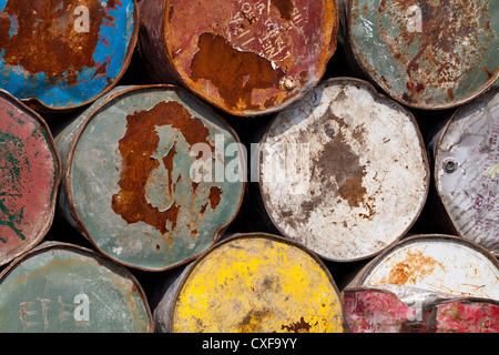 Alte Fässer in den Hafen Sunda Kepala in Jakarta Stockfoto