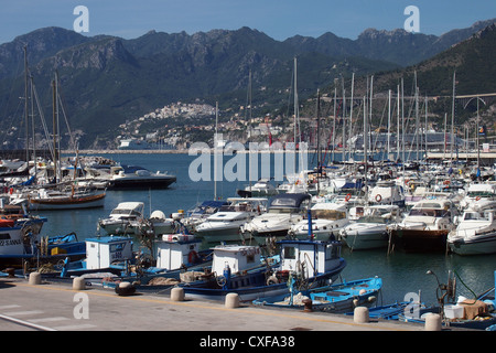 Der Hafen von Salerno an der Amalfi-Küste in Süditalien Stockfoto