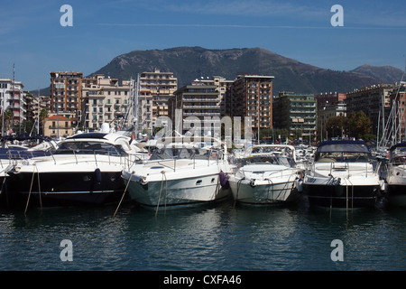 Der Hafen von Salerno an der Amalfi-Küste in Süditalien Stockfoto