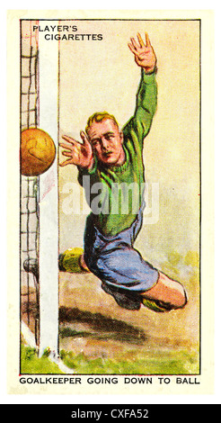Zigarette-Karte; "Hinweise auf Football Association" (John Player und Söhne, 1934) Torwart hinunter zum Ball Stockfoto