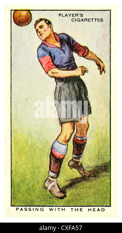 Zigarette-Karte; "Hinweise auf Football Association" (John Player und Söhne, 1934) mit dem Kopf vorbei Stockfoto