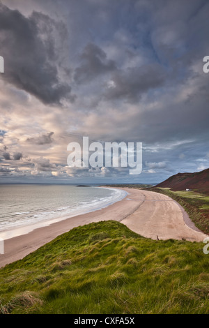 Eine letzte Serie von Licht über den Sand von Rhossili Bucht auf der Gower-Halbinsel in Wales. Stockfoto