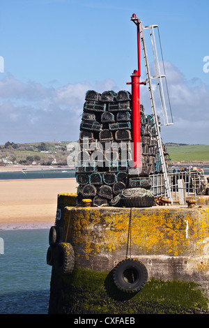 Hummer Töpfe stapeln hoch am Kai in Padstow in Cornwall. Stockfoto