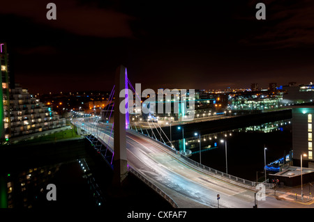 Die beleuchtete "zuzukneifen Brücke" Clyde in Glasgow in der Nacht Stockfoto