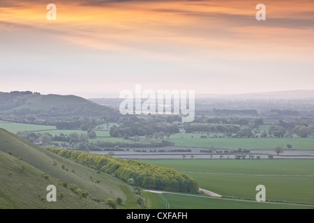 Morgenlicht über nebligen Vale of Pewsey von Knapp Hill. Stockfoto