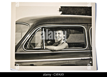 Zwei schöne junge Frauen in einem Auto, Jahrgang 1950. Die auf der Beifahrerseite ist in den Schatten und schwer zu erkennen.