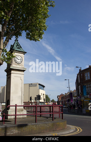 Thornton Heath Uhrturm mit Freizeitzentrum jenseits Stockfoto