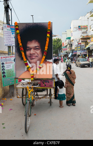 Puttaparthi High Street, Andhra Pradesh, Indien Stockfoto