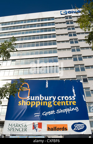 Banner-Werbung für Sunbury cross Einkaufszentrum, Middlesex, England, Hauptbüros von Chubb im Hintergrund Stockfoto