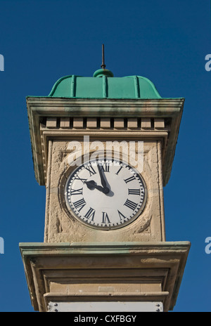 die 1897 Sunbury cross Uhr, gebaut anlässlich Königin Victorias Diamant-Jubiläum, Sunbury Kreuz, Middlesex, england Stockfoto