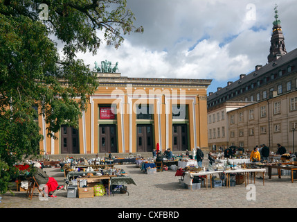 Thorvaldsens Plads antiken Flohmarkt in thorvaldsen's Square - das Schloss Christiansborg und Turm auf der rechten Seite. Kopenhagen. Stockfoto