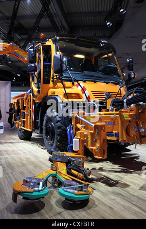 Neue Mercedes-Benz Unimog Straßenreinigung LKW auf der Internationalen Automobilausstellung für Nutzfahrzeuge Stockfoto