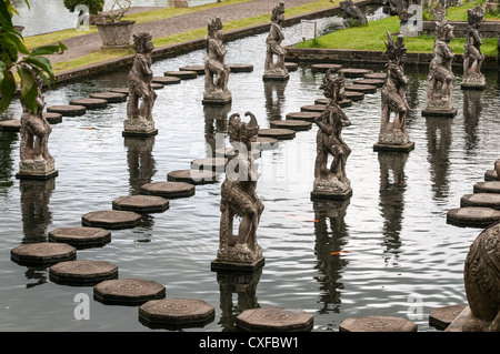 Stein-Statuen und Trittsteine im Taman Tirtagangga Wasser Palast und Garten, Ost-Bali, Indonesien. Stockfoto