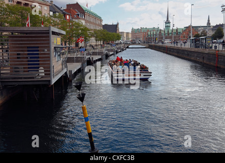 Die Grachtenfahrt Boot, die "das hässliche Entlein" nur an Bord Fahrgäste an der Haltestelle "Ved Stranden" ergriffen hat. Kopenhagen, Dänemark. Stockfoto