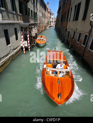 Venedig, Italien - 7. Mai 2012: Wassertaxi in San Marco, Venedig Stockfoto