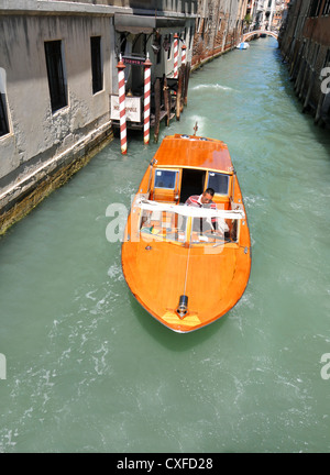 Venedig, Italien - 7. Mai 2012: Wassertaxi in San Marco, Venedig Stockfoto