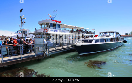 Venedig, Italien - 7. Mai 2012: Wassertaxi in San Marco, Venedig Stockfoto